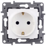 Розетка Legrand Etika встраиваемая белая со шторками (672222)